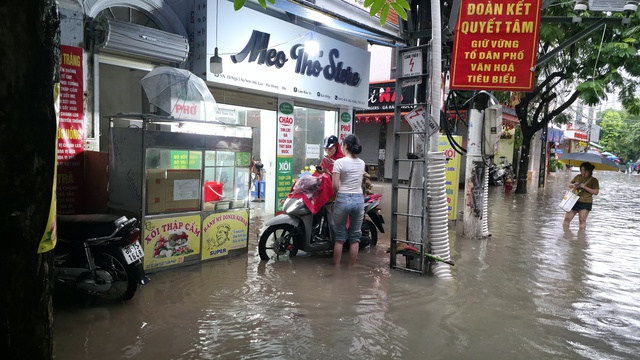 Hà Nội đang ngập khủng khiếp khắp nẻo đường: Loạt ô tô chìm trong “biển” nước, người dân dùng xô múc nước tràn khỏi nhà- Ảnh 80.