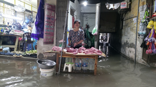 Hà Nội đang ngập khủng khiếp khắp nẻo đường: Loạt ô tô chìm trong “biển” nước, người dân dùng xô múc nước tràn khỏi nhà- Ảnh 82.