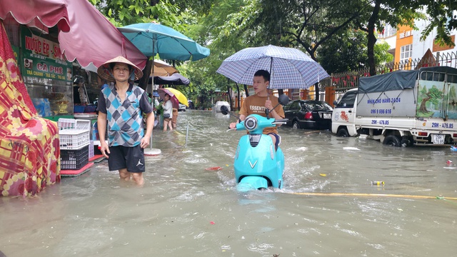 Hà Nội đang ngập khủng khiếp khắp nẻo đường: Loạt ô tô chìm trong “biển” nước, người dân dùng xô múc nước tràn khỏi nhà- Ảnh 87.