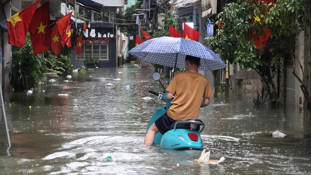 Hà Nội đang ngập khủng khiếp khắp nẻo đường: Loạt ô tô chìm trong “biển” nước, người dân dùng xô múc nước tràn khỏi nhà- Ảnh 97.