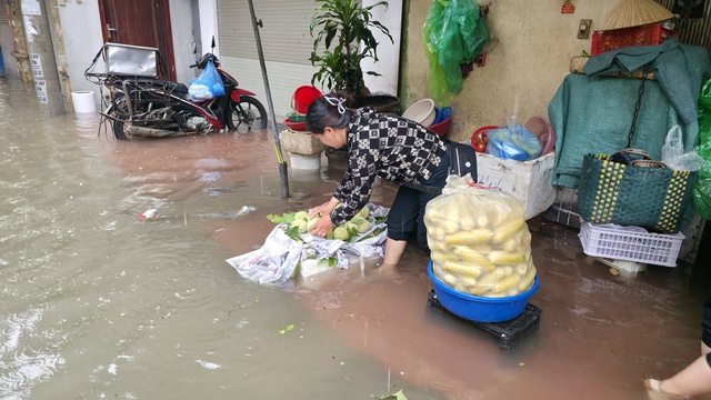 Hà Nội đang ngập khủng khiếp khắp nẻo đường: Loạt ô tô chìm trong “biển” nước, người dân dùng xô múc nước tràn khỏi nhà- Ảnh 83.