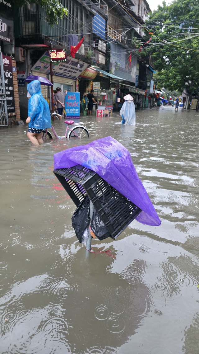 Hà Nội đang ngập khủng khiếp khắp nẻo đường: Loạt ô tô chìm trong “biển” nước, người dân dùng xô múc nước tràn khỏi nhà- Ảnh 88.