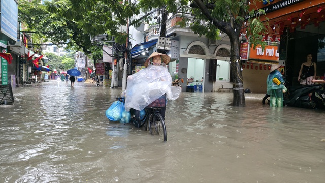 Hà Nội đang ngập khủng khiếp khắp nẻo đường: Loạt ô tô chìm trong “biển” nước, người dân dùng xô múc nước tràn khỏi nhà- Ảnh 86.