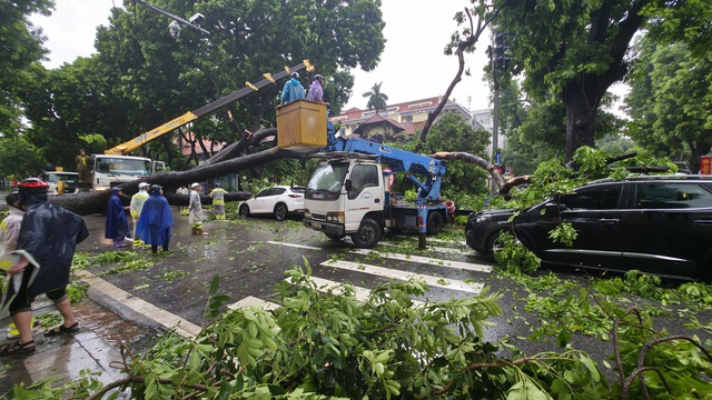 Hà Nội đang ngập khủng khiếp khắp nẻo đường: Loạt ô tô chìm trong “biển” nước, người dân dùng xô múc nước tràn khỏi nhà- Ảnh 25.