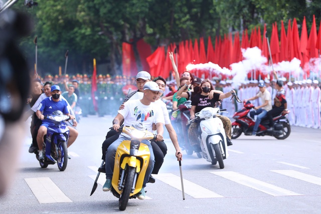 "Báo thủ" náo loạn, bị nữ CSGT kẹp cổ quật ngã- Ảnh 5.