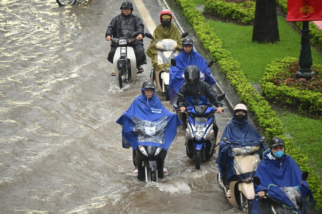 Hà Nội đang ngập khủng khiếp khắp nẻo đường: Loạt ô tô chìm trong “biển” nước, người dân dùng xô múc nước tràn khỏi nhà- Ảnh 68.