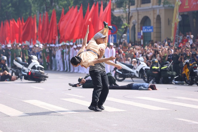 "Báo thủ" náo loạn, bị nữ CSGT kẹp cổ quật ngã- Ảnh 10.