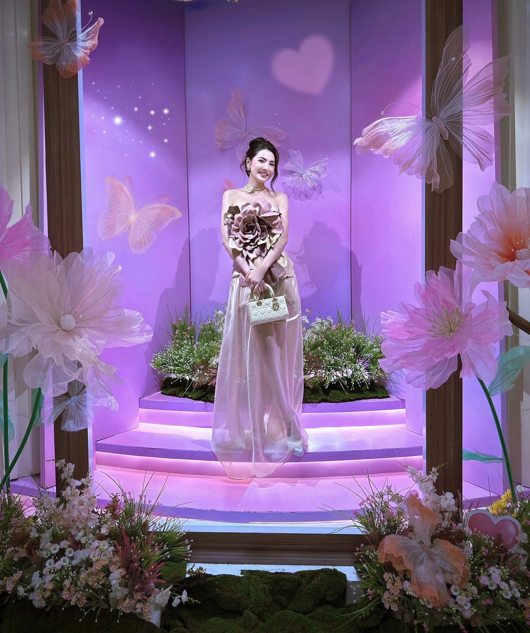 Có thể là hình ảnh về 1 người và cái bục