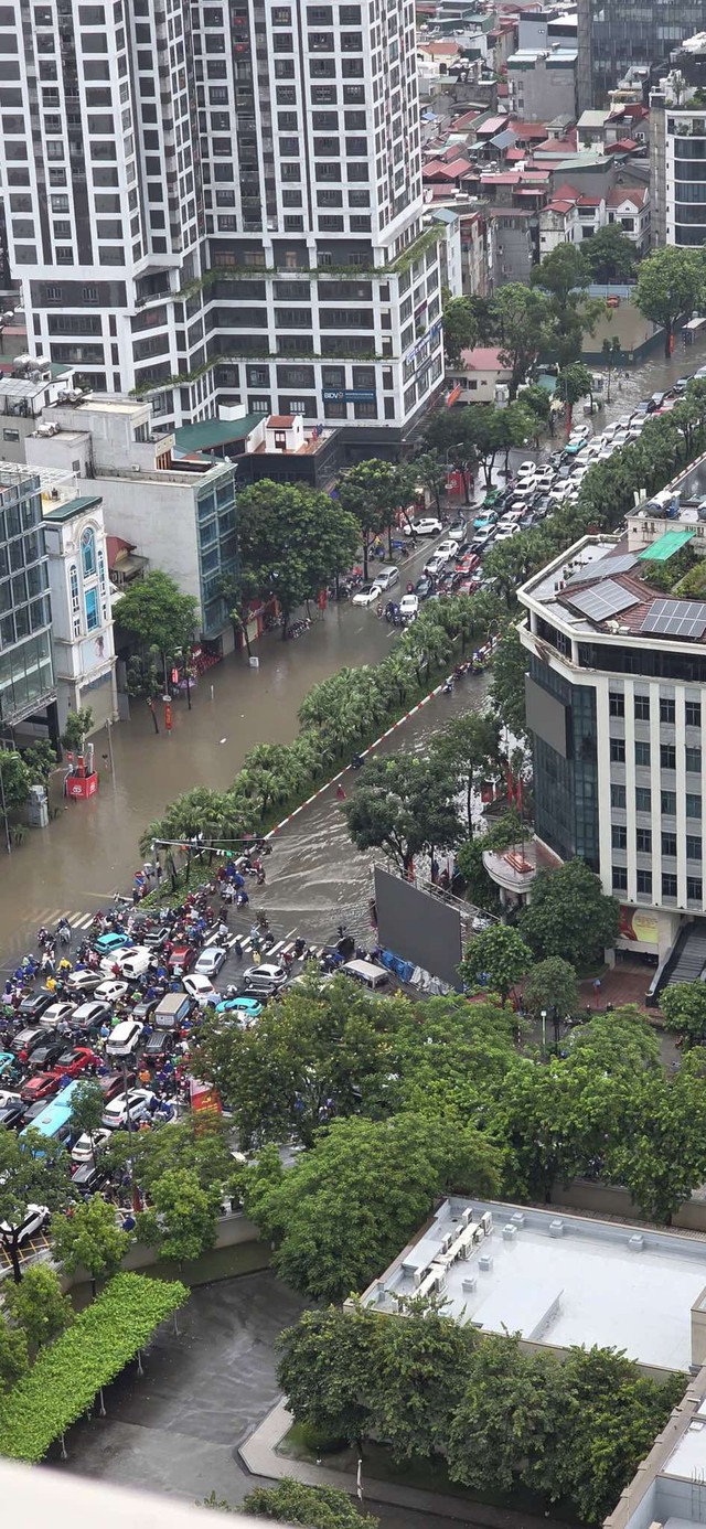 Hà Nội đang ngập khủng khiếp khắp nẻo đường: Loạt ô tô chìm trong “biển” nước, người dân dùng xô múc nước tràn khỏi nhà- Ảnh 60.