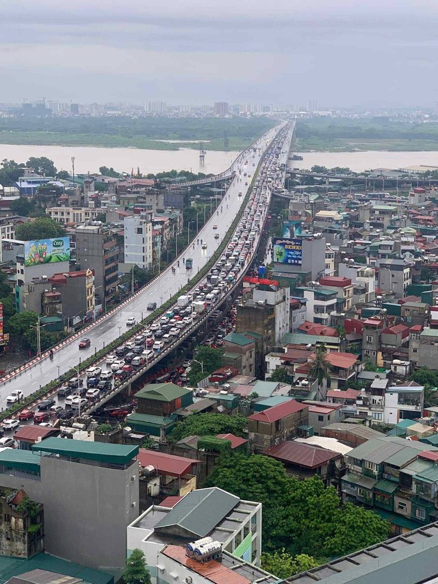 Hà Nội đang ngập khủng khiếp khắp nẻo đường: Loạt ô tô chìm trong “biển” nước, người dân dùng xô múc nước tràn khỏi nhà- Ảnh 35.