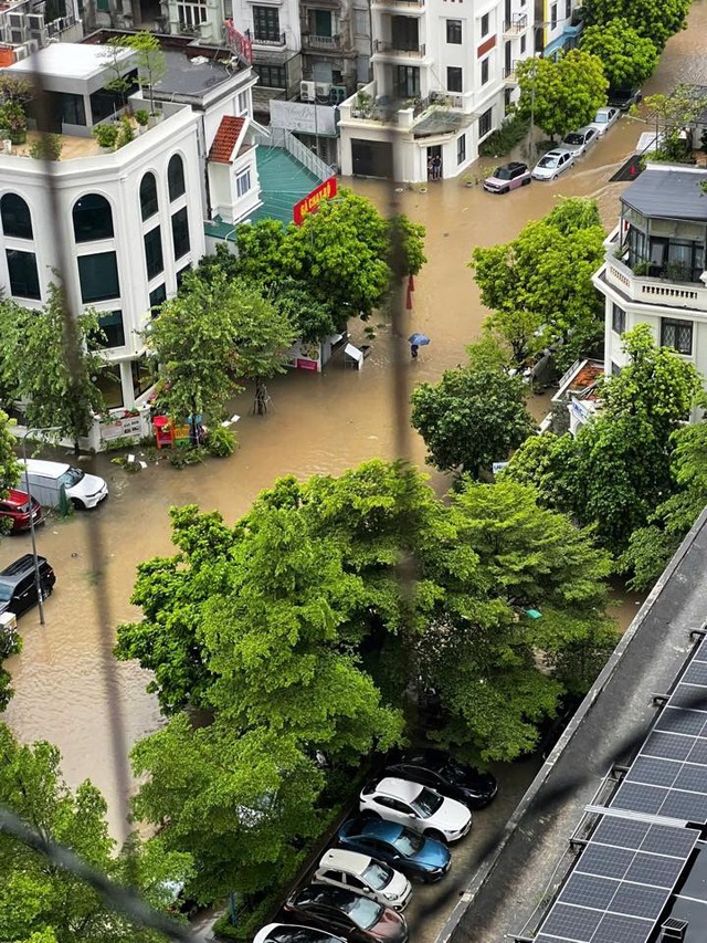 Hà Nội đang ngập khủng khiếp khắp nẻo đường: Loạt ô tô chìm trong “biển” nước, người dân dùng xô múc nước tràn khỏi nhà- Ảnh 101.