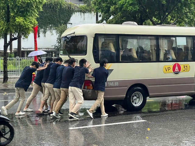 Hà Nội đang ngập khủng khiếp khắp nẻo đường: Loạt ô tô chìm trong “biển” nước, người dân dùng xô múc nước tràn khỏi nhà- Ảnh 58.