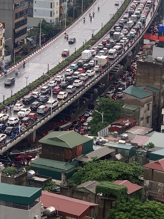 Hà Nội đang ngập khủng khiếp khắp nẻo đường: Loạt ô tô chìm trong “biển” nước, người dân dùng xô múc nước tràn khỏi nhà- Ảnh 34.