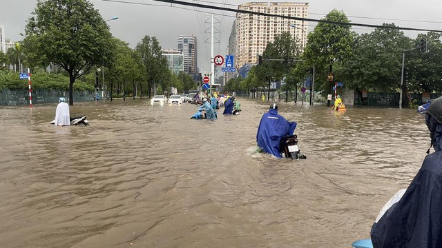Hà Nội đang ngập khủng khiếp khắp nẻo đường: Loạt ô tô chìm trong “biển” nước, người dân dùng xô múc nước tràn khỏi nhà- Ảnh 57.