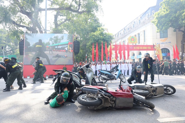 "Báo thủ" náo loạn, bị nữ CSGT kẹp cổ quật ngã- Ảnh 7.