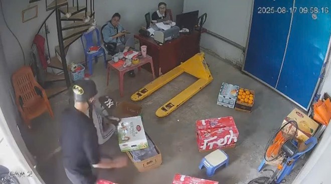 Cầm dao xông vào nhà chém liên tiếp 3 người ở Hải Phòng