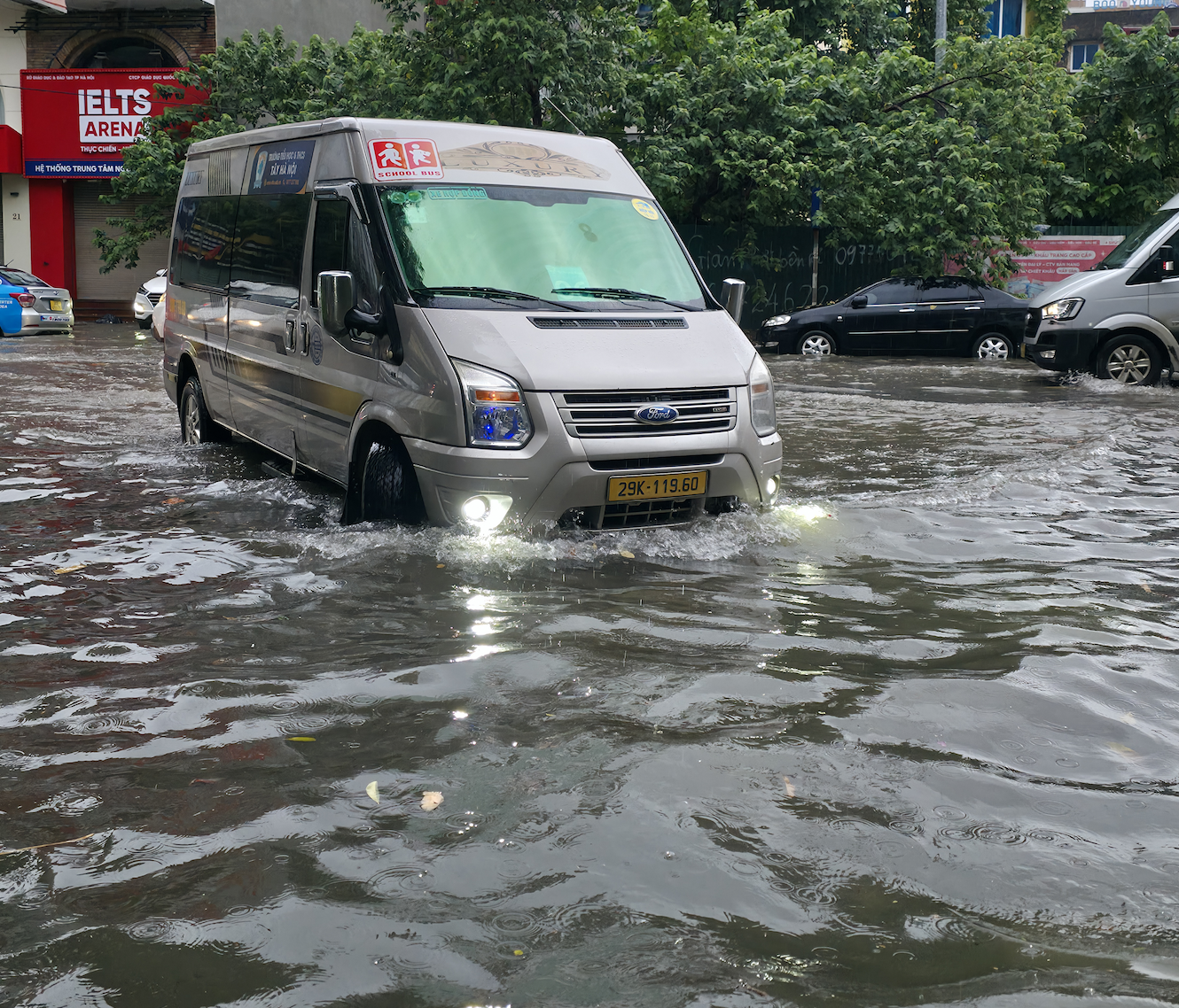 Hà Nội đang ngập khủng khiếp khắp nẻo đường: Loạt ô tô chìm trong “biển” nước, người dân dùng xô múc nước tràn khỏi nhà- Ảnh 100.