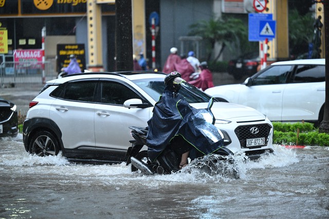 Hà Nội đang ngập khủng khiếp khắp nẻo đường: Loạt ô tô chìm trong “biển” nước, người dân dùng xô múc nước tràn khỏi nhà- Ảnh 96.