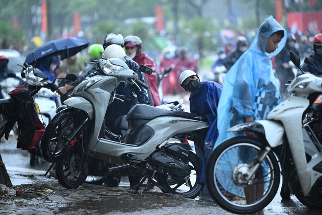 Hà Nội đang ngập khủng khiếp khắp nẻo đường: Loạt ô tô chìm trong “biển” nước, người dân dùng xô múc nước tràn khỏi nhà- Ảnh 95.