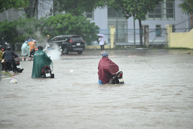 Hà Nội đang ngập khủng khiếp khắp nẻo đường: Loạt ô tô chìm trong “biển” nước, người dân dùng xô múc nước tràn khỏi nhà- Ảnh 93.
