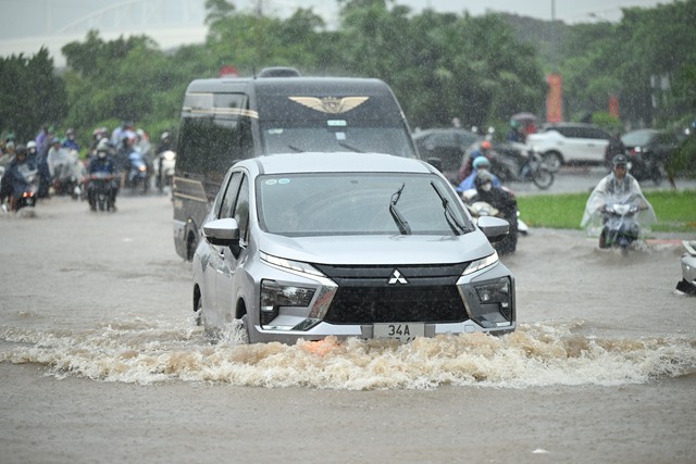 Hà Nội đang ngập khủng khiếp khắp nẻo đường: Loạt ô tô chìm trong “biển” nước, người dân dùng xô múc nước tràn khỏi nhà- Ảnh 89.