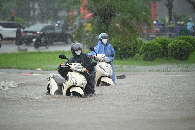 Hà Nội đang ngập khủng khiếp khắp nẻo đường: Loạt ô tô chìm trong “biển” nước, người dân dùng xô múc nước tràn khỏi nhà- Ảnh 91.