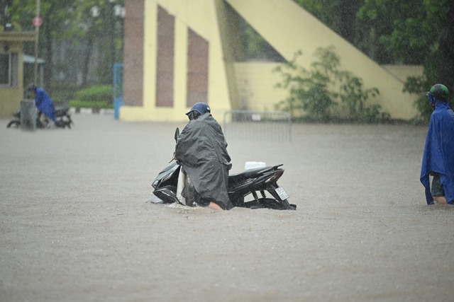 Hà Nội đang ngập khủng khiếp khắp nẻo đường: Loạt ô tô chìm trong “biển” nước, người dân dùng xô múc nước tràn khỏi nhà- Ảnh 94.