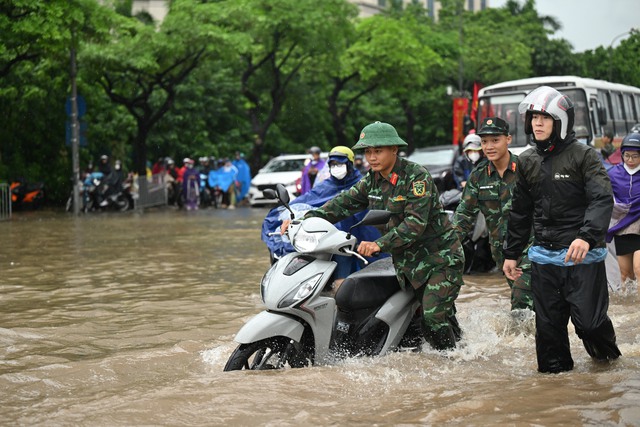 Hà Nội đang ngập khủng khiếp khắp nẻo đường: Loạt ô tô chìm trong “biển” nước, người dân dùng xô múc nước tràn khỏi nhà- Ảnh 75.