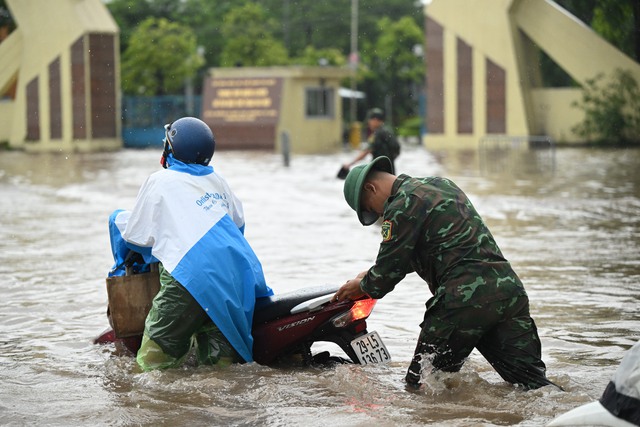 Hà Nội đang ngập khủng khiếp khắp nẻo đường: Loạt ô tô chìm trong “biển” nước, người dân dùng xô múc nước tràn khỏi nhà- Ảnh 77.