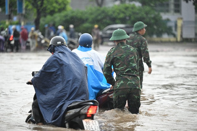 Hà Nội đang ngập khủng khiếp khắp nẻo đường: Loạt ô tô chìm trong “biển” nước, người dân dùng xô múc nước tràn khỏi nhà- Ảnh 78.