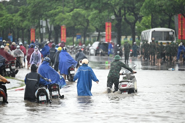 Hà Nội đang ngập khủng khiếp khắp nẻo đường: Loạt ô tô chìm trong “biển” nước, người dân dùng xô múc nước tràn khỏi nhà- Ảnh 76.