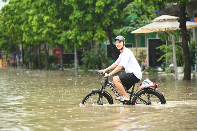 Hà Nội đang ngập khủng khiếp khắp nẻo đường: Loạt ô tô chìm trong “biển” nước, người dân dùng xô múc nước tràn khỏi nhà- Ảnh 13.