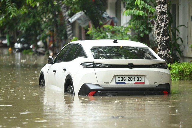 Hà Nội đang ngập khủng khiếp khắp nẻo đường: Loạt ô tô chìm trong “biển” nước, người dân dùng xô múc nước tràn khỏi nhà- Ảnh 12.