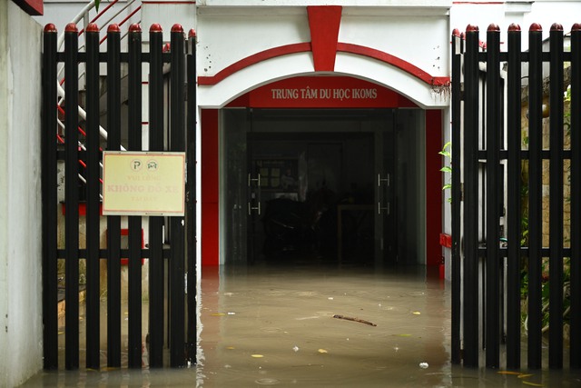 Hà Nội đang ngập khủng khiếp khắp nẻo đường: Loạt ô tô chìm trong “biển” nước, người dân dùng xô múc nước tràn khỏi nhà- Ảnh 8.