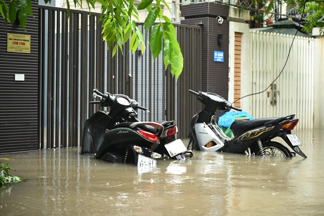 Hà Nội đang ngập khủng khiếp khắp nẻo đường: Loạt ô tô chìm trong “biển” nước, người dân dùng xô múc nước tràn khỏi nhà- Ảnh 14.