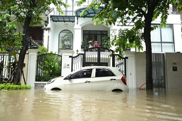 Hà Nội đang ngập khủng khiếp khắp nẻo đường: Loạt ô tô chìm trong “biển” nước, người dân dùng xô múc nước tràn khỏi nhà- Ảnh 11.
