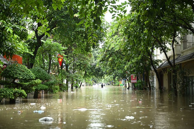 Hà Nội đang ngập khủng khiếp khắp nẻo đường: Loạt ô tô chìm trong “biển” nước, người dân dùng xô múc nước tràn khỏi nhà- Ảnh 6.