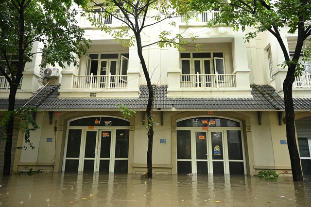 Hà Nội đang ngập khủng khiếp khắp nẻo đường: Loạt ô tô chìm trong “biển” nước, người dân dùng xô múc nước tràn khỏi nhà- Ảnh 7.