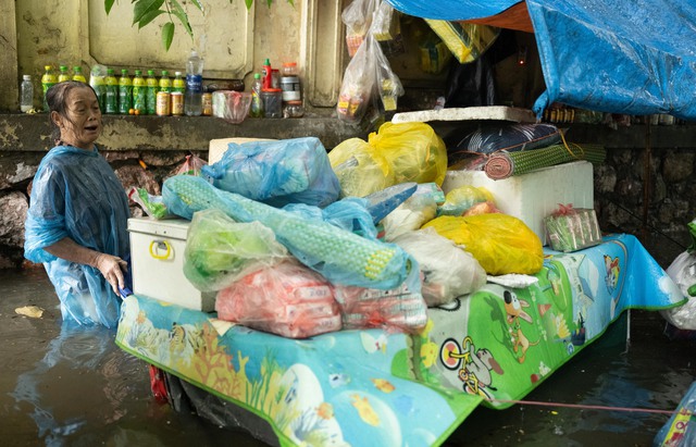 Hà Nội đang ngập khủng khiếp khắp nẻo đường: Loạt ô tô chìm trong “biển” nước, người dân dùng xô múc nước tràn khỏi nhà- Ảnh 47.