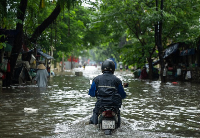 Hà Nội đang ngập khủng khiếp khắp nẻo đường: Loạt ô tô chìm trong “biển” nước, người dân dùng xô múc nước tràn khỏi nhà- Ảnh 45.