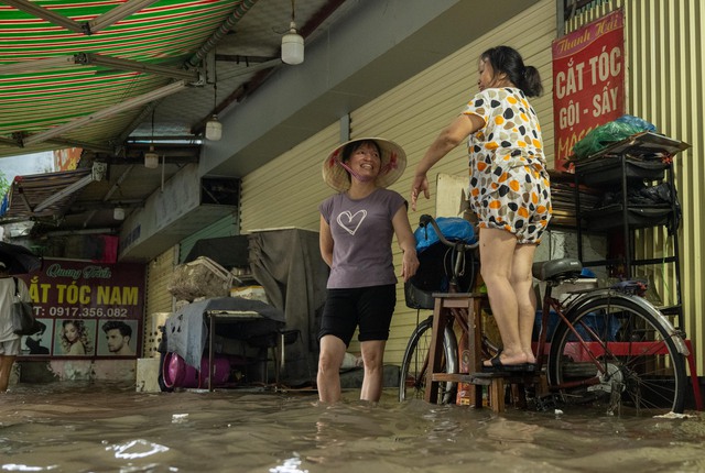 Hà Nội đang ngập khủng khiếp khắp nẻo đường: Loạt ô tô chìm trong “biển” nước, người dân dùng xô múc nước tràn khỏi nhà- Ảnh 46.