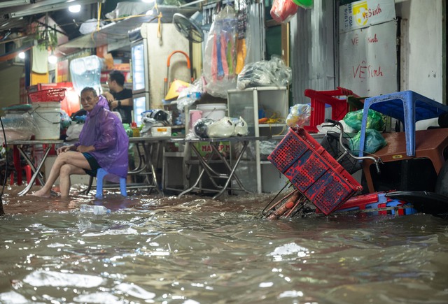 Hà Nội đang ngập khủng khiếp khắp nẻo đường: Loạt ô tô chìm trong “biển” nước, người dân dùng xô múc nước tràn khỏi nhà- Ảnh 48.