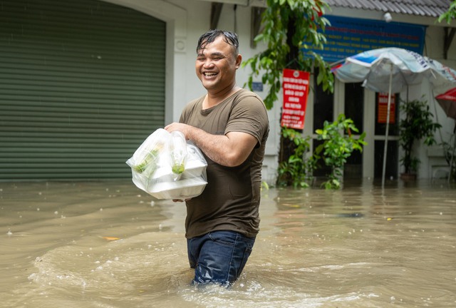 Hà Nội đang ngập khủng khiếp khắp nẻo đường: Loạt ô tô chìm trong “biển” nước, người dân dùng xô múc nước tràn khỏi nhà- Ảnh 15.