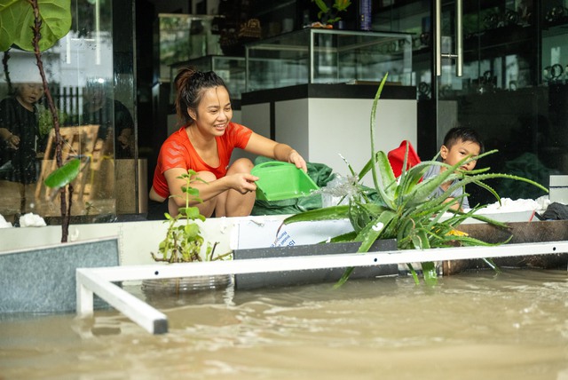 Hà Nội đang ngập khủng khiếp khắp nẻo đường: Loạt ô tô chìm trong “biển” nước, người dân dùng xô múc nước tràn khỏi nhà- Ảnh 10.