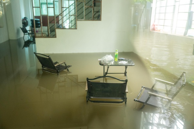 Hà Nội đang ngập khủng khiếp khắp nẻo đường: Loạt ô tô chìm trong “biển” nước, người dân dùng xô múc nước tràn khỏi nhà- Ảnh 9.
