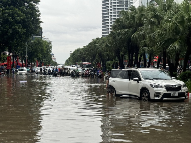 Hà Nội đang ngập khủng khiếp khắp nẻo đường: Loạt ô tô chìm trong “biển” nước, người dân dùng xô múc nước tràn khỏi nhà- Ảnh 70.