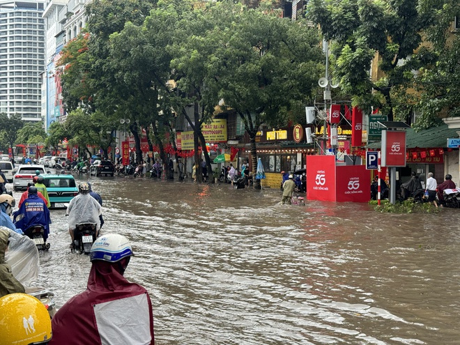 Hà Nội đang ngập khủng khiếp khắp nẻo đường: Loạt ô tô chìm trong “biển” nước, người dân dùng xô múc nước tràn khỏi nhà- Ảnh 72.