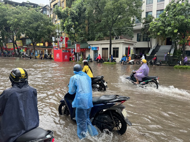 Hà Nội đang ngập khủng khiếp khắp nẻo đường: Loạt ô tô chìm trong “biển” nước, người dân dùng xô múc nước tràn khỏi nhà- Ảnh 73.