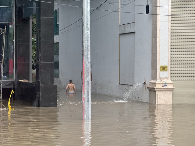 Hà Nội đang ngập khủng khiếp khắp nẻo đường: Loạt ô tô chìm trong “biển” nước, người dân dùng xô múc nước tràn khỏi nhà- Ảnh 74.