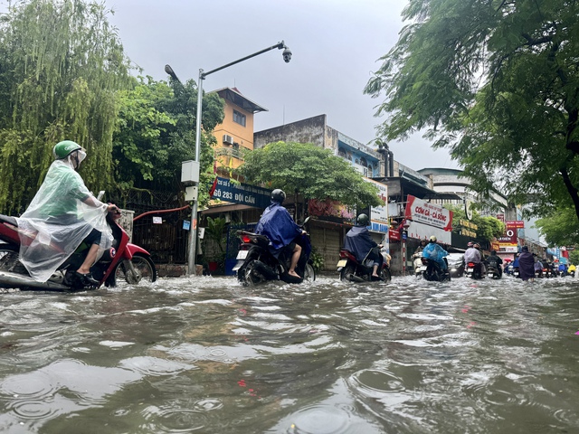 Hà Nội đang ngập khủng khiếp khắp nẻo đường: Loạt ô tô chìm trong “biển” nước, người dân dùng xô múc nước tràn khỏi nhà- Ảnh 49.